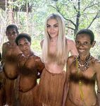 Elena facendolo tirare in Africa in topless