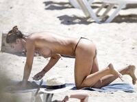 Valentina Fradegrada topless