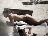 Valentina Fradegrada topless