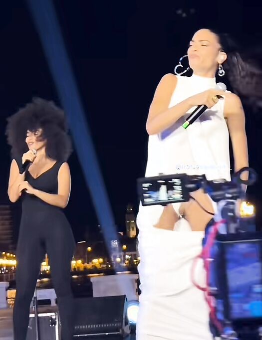 Upskirt senza slip Elodie  in concerto foto hot