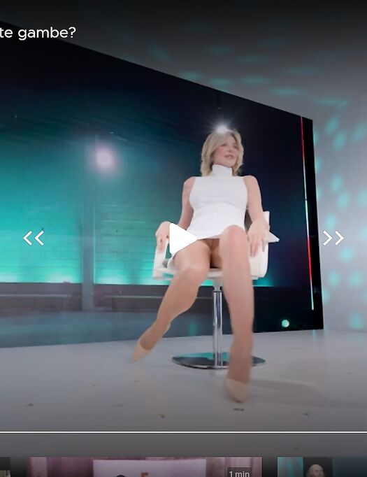 Alba Parietti upskirt senza mutandine