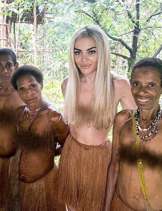 Elena facendolo tirare in Africa in topless