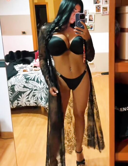 Moracciona selfie in lingerie