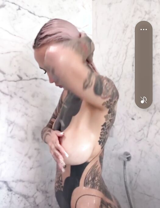 Fish sotto la doccia tatuata suicide OF