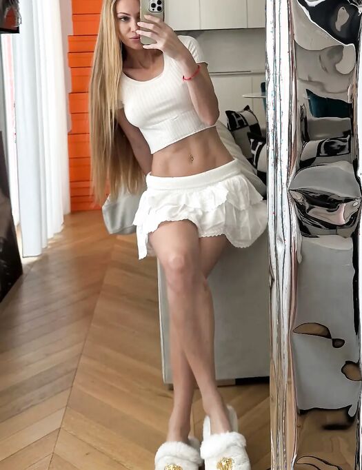 Taylor Mega capezzolini selfie