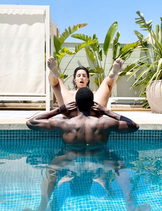 Layla si fa spalancare le gambe da Goro