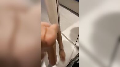 Ho il cazzo duro mettiti in ginocchio e succhia