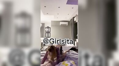 Ragazza scopata a pecorina dall'amico