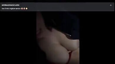 Violette succhia il cazzo ad un amico in live of