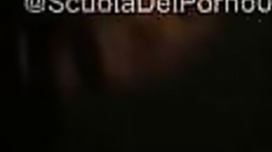 Teen napoletana lo succhia in macchina al fidanzato