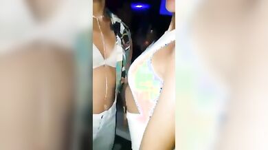 Bacio lesbo in discoteca troie italiane