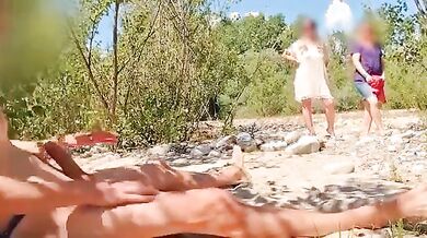 Esibizionista segato da due sconosciute in pubblico