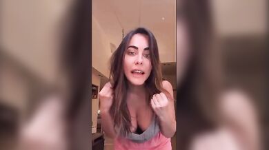 Paola Saulino grida al mondo che avere le zizze è bellissimo