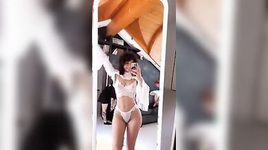 Sara Holmes selfie intimo bianco of