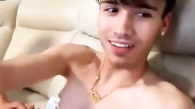 Ragazza troia italiana succhia il cazzo a tre amici