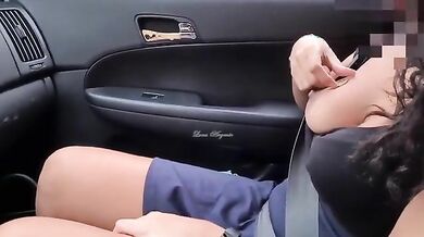 Faccio eccitare il lava vetri mostrandogli le tette al semaforo