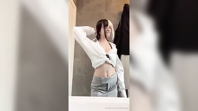 Kamixox si spoglia nuda of