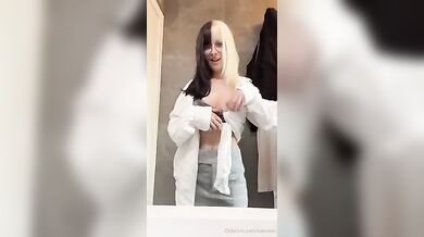 Kamixox si spoglia nuda of