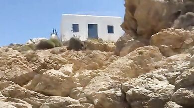 Moglie italiana si fa un ditalino in spiaggia