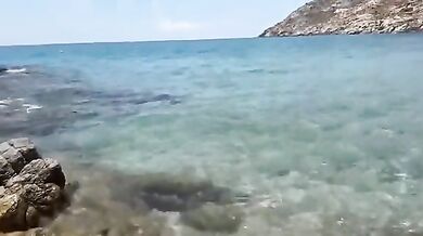 Moglie italiana si fa un ditalino in spiaggia