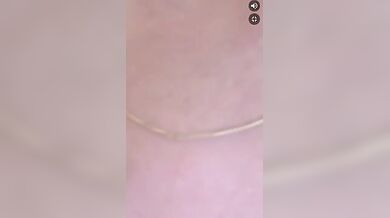 Nicole98 succhia il cazzo all'amico che le viene in faccia