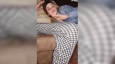 Fa un pompino al suo papi mentre guarda la tv e ingoia