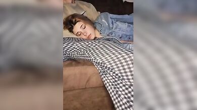 Fa un pompino al suo papi mentre guarda la tv e ingoia