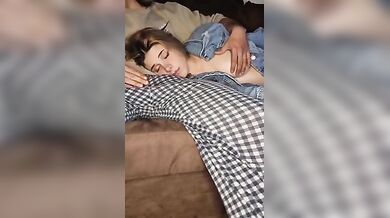 Fa un pompino al suo papi mentre guarda la tv e ingoia