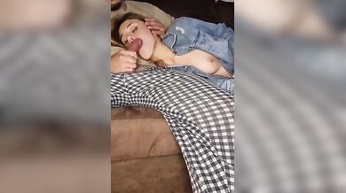 Fa un pompino al suo papi mentre guarda la tv e ingoia