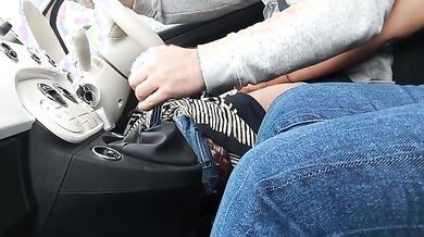 Fidanzata non aspetta di arrivare a casa per fargli un bocchino