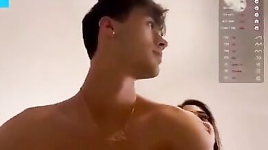 Fidanzata italiana bionda sega il suo ragazzo in cam