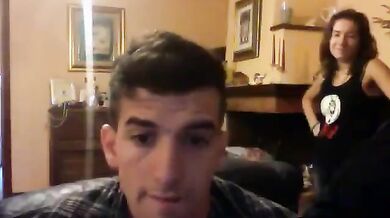 Coppia italiana scopa sul divano davanti agli amici