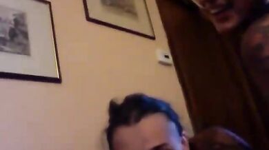 Coppia italiana scopa sul divano davanti agli amici