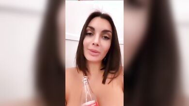 Elettra Lamborghini bottiglia di coca cola tra le tette