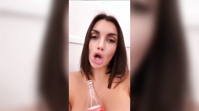 Elettra Lamborghini bottiglia di coca cola tra le tette