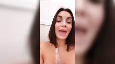 Elettra Lamborghini bottiglia di coca cola tra le tette