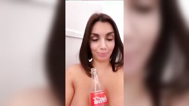 Elettra Lamborghini bottiglia di coca cola tra le tette