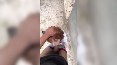 Pompino fidanzata coi capelli rossi in pubblico