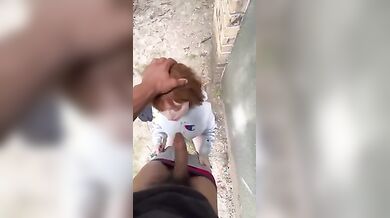 Pompino fidanzata coi capelli rossi in pubblico