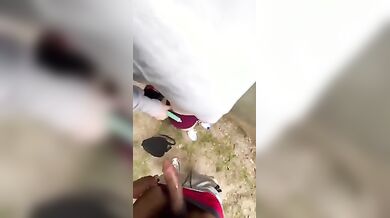 Pompino fidanzata coi capelli rossi in pubblico