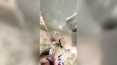 Pompino fidanzata coi capelli rossi in pubblico