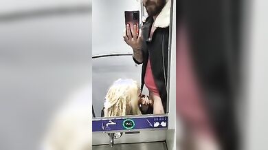 Pompino con ingoio in treno fidanzata italiana bionda