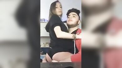 Palpa il culo della fidanzata 18 enne in diretta Og