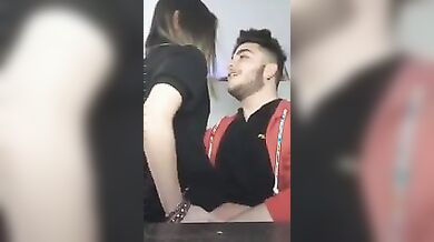 Palpa il culo della fidanzata 18 enne in diretta Og