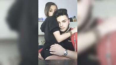 Palpa il culo della fidanzata 18 enne in diretta Og