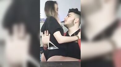 Palpa il culo della fidanzata 18 enne in diretta Og