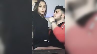 Palpa il culo della fidanzata 18 enne in diretta Og