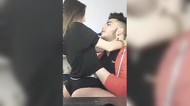 Palpa il culo della fidanzata 18 enne in diretta Og