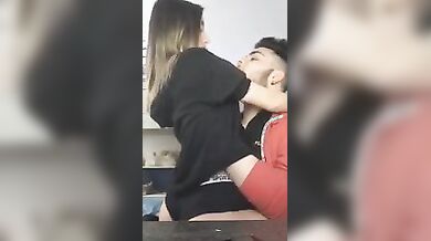 Palpa il culo della fidanzata 18 enne in diretta Og