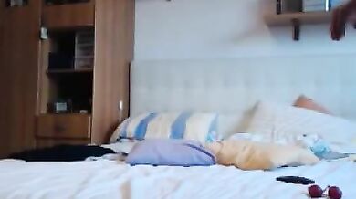 Alice90 si masturba in cam mostrando il viso